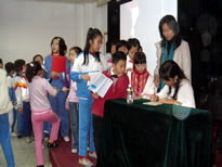 同学们争先恐后要求李老师签名